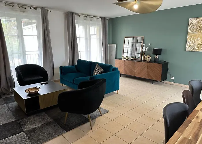 L'escale Du Trianon By Vyvea Le Plessis-Robinson